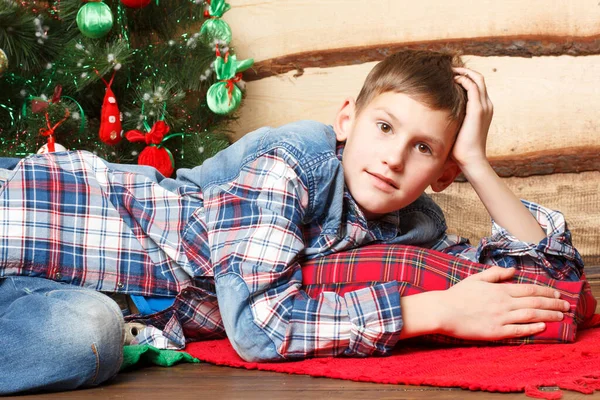 Yılbaşı arifesinde köknar ağacının yanında bir çocuk