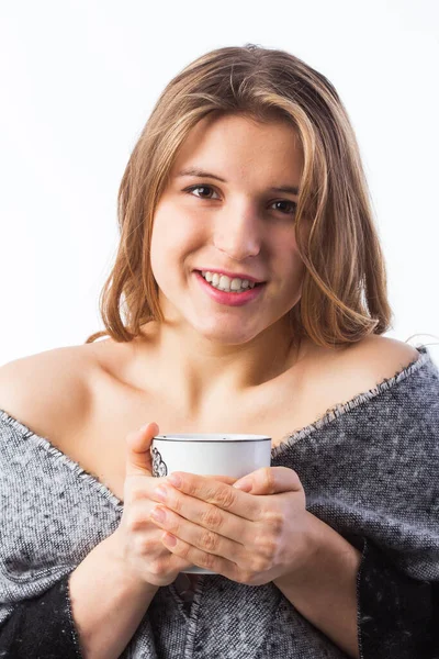 Una mujer con un albornoz sostiene una taza de agua. La mujer bebe mucha agua. Bebió mucho y se quedó en casa. Primer plano. aislado. —  Fotos de Stock