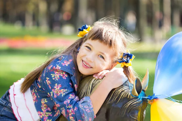 Happy laughing girl on grass. Smiling child outdoors — Stock fotografie