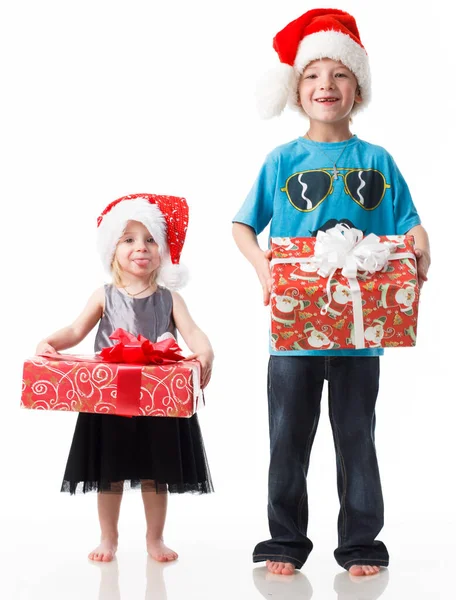 Children charity. school boy and girl in Santa Clause hats. Charity with donate box. Delivery and donation concept. Happy Xmas and New Year holiday. Christmas gifts. — Fotografia de Stock