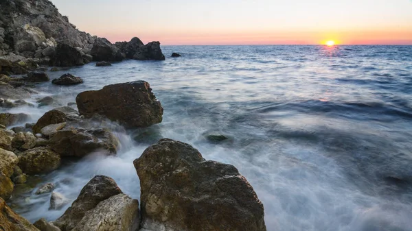 Beautiful colorful sunset over the Black Sea in Crimea. Ukraine — Stock Photo, Image