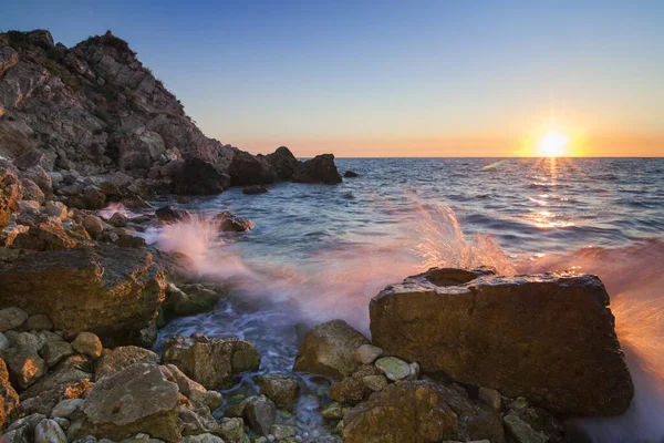 Sunset over sea. Beautiful colorful sunset over the Black Sea in Crimea. Ukraine. — Stock Photo, Image