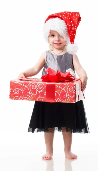 Primo piano di una bambina sorridente intorno grande dono isolato su sfondo bianco — Foto Stock