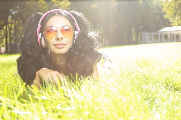 Yatay dikey bir gün parkta harcama ve başparmak gösterilmesini güzel öğrenci kız. Ülkede vaktinizi neşeli genç erkek. Hafta sonu ve tatil kavramı