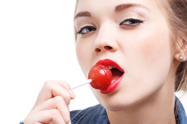 Tatlı kek yeme izole arka plan üzerinde mutlu ok işareti, başparmak ile parmak, mükemmel işareti yapıyor kocaman bir gülümseme ile genç kafkas kadın