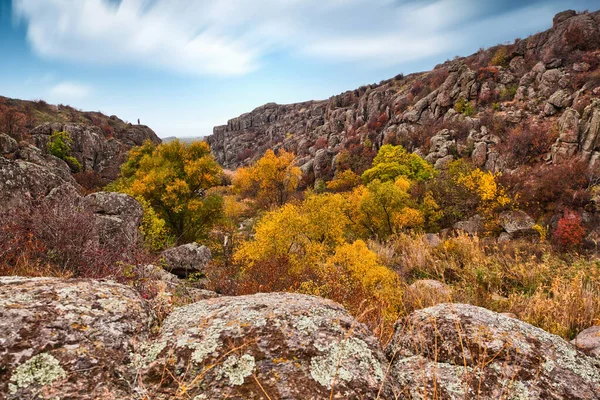 在风景如画的乌克兰，在一条小河的上游，有大量的石矿，上面覆盖着绿色的植被和美丽的自然 — 图库照片