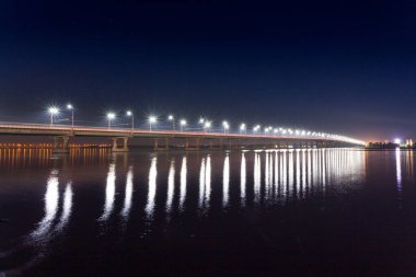 Zaman turları, Dnipro City 'deki Dinyeper Nehri üzerindeki köprü manzarası ilkbaharın sonlarında, kalın bulutlar..