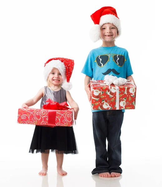 Beneficenza per bambini. ragazzo della scuola e ragazza in cappelli Santa Clause. Carità con scatola donare. Concetto di consegna e donazione. Buon Natale e Capodanno vacanza. Regali di Natale. — Foto Stock