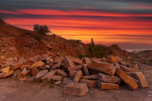Ukrayna 'da granit madeninde kayalar ve ön planda büyük taşlar bulunan bir çöl manzarası..