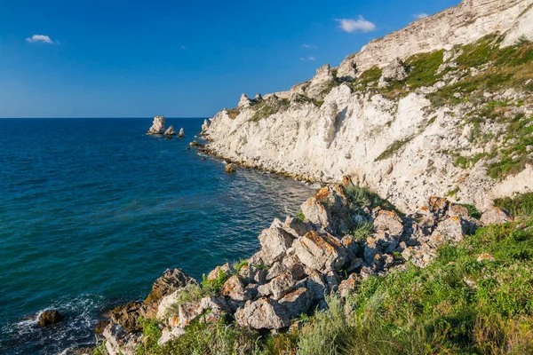 Puesta de sol sobre el mar. Hermosa puesta de sol de colores sobre el Mar Negro en Crimea. Ucrania. — Foto de Stock