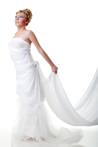 Bir ışık, uzun saçlı kız beyaz ışık gri arka plan üzerinde elbise poz. Atış, stüdyo izole görüntü. — Stok fotoğraf