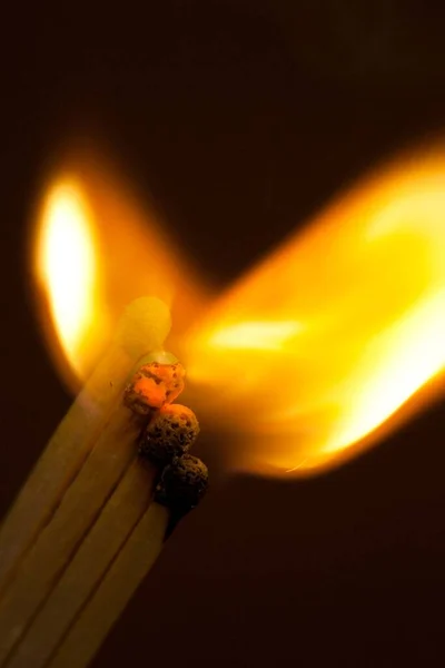 Brand, ontsteking, het moment van ontbranding van zwavel op lucifers — Stockfoto