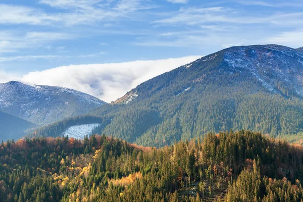 Ucrania, Cárpatos. Caducidad de la niebla matutina en las montañas de otoño. Paisaje con montañas nevadas y niebla corriendo. — Foto de Stock