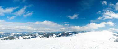 Karpat Dağları, Ukrayna. Dağ zirvelerinin arka planına karşı karla kaplı harika fırtınalar. Resimli karlı kış manzarasının panoramik görüntüsü. Muhteşem ve sakin güneşli bir gün..