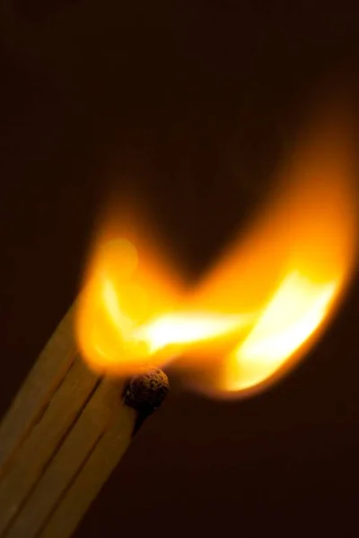 Tűz, gyújtás, a gyufán lévő kén begyújtásának pillanata — Stock Fotó