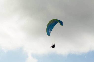 Yaz günü bulutlar üzerinde uçan Yamaçparaşütü