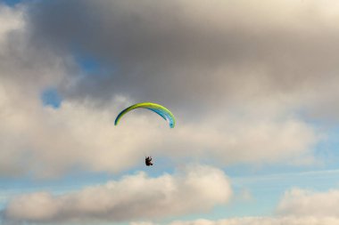 Yaz günü bulutlar üzerinde uçan Yamaçparaşütü
