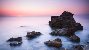 Denizde gün batımı. Kırım 'da Karadeniz üzerinde güzel renkli bir gün batımı. Ukrayna.