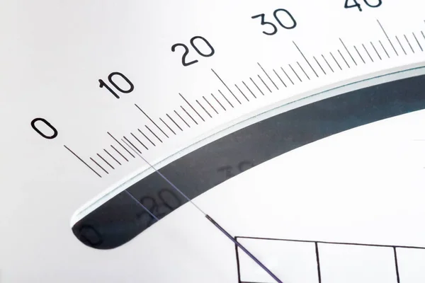 Beyaz arkaplan üzerinde ok olan bir ölçek. Elektrik akımının gücünü ölçmek için aygıt.