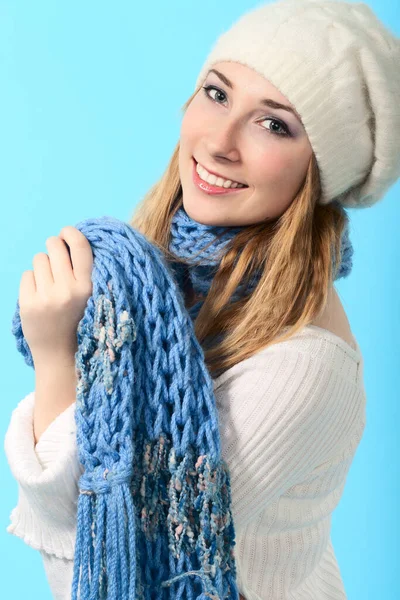 Mujer bonita joven con el pelo lomng usando jersey caliente —  Fotos de Stock