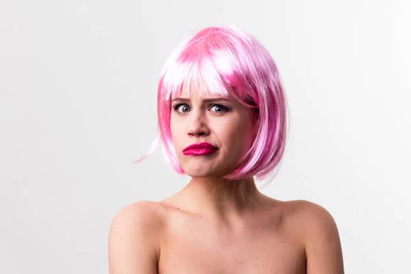 Rosto de uma jovem mulher com maquiagem brilhante em um fundo rosa com cabelo reunido em um rabo de cavalo liso. — Fotografia de Stock