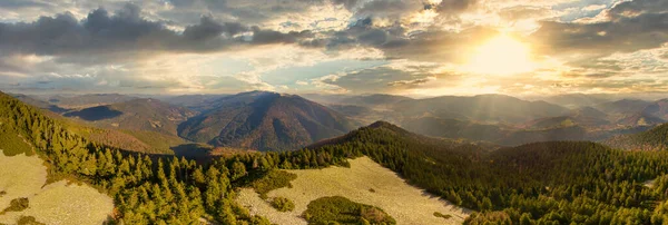 Ukraine. Sunrise shines in the Carpathians, colored fog spreads over the valleys and lowlands of the mountain range, golden prairies are very dazzlingly beautiful. — Stock Photo, Image