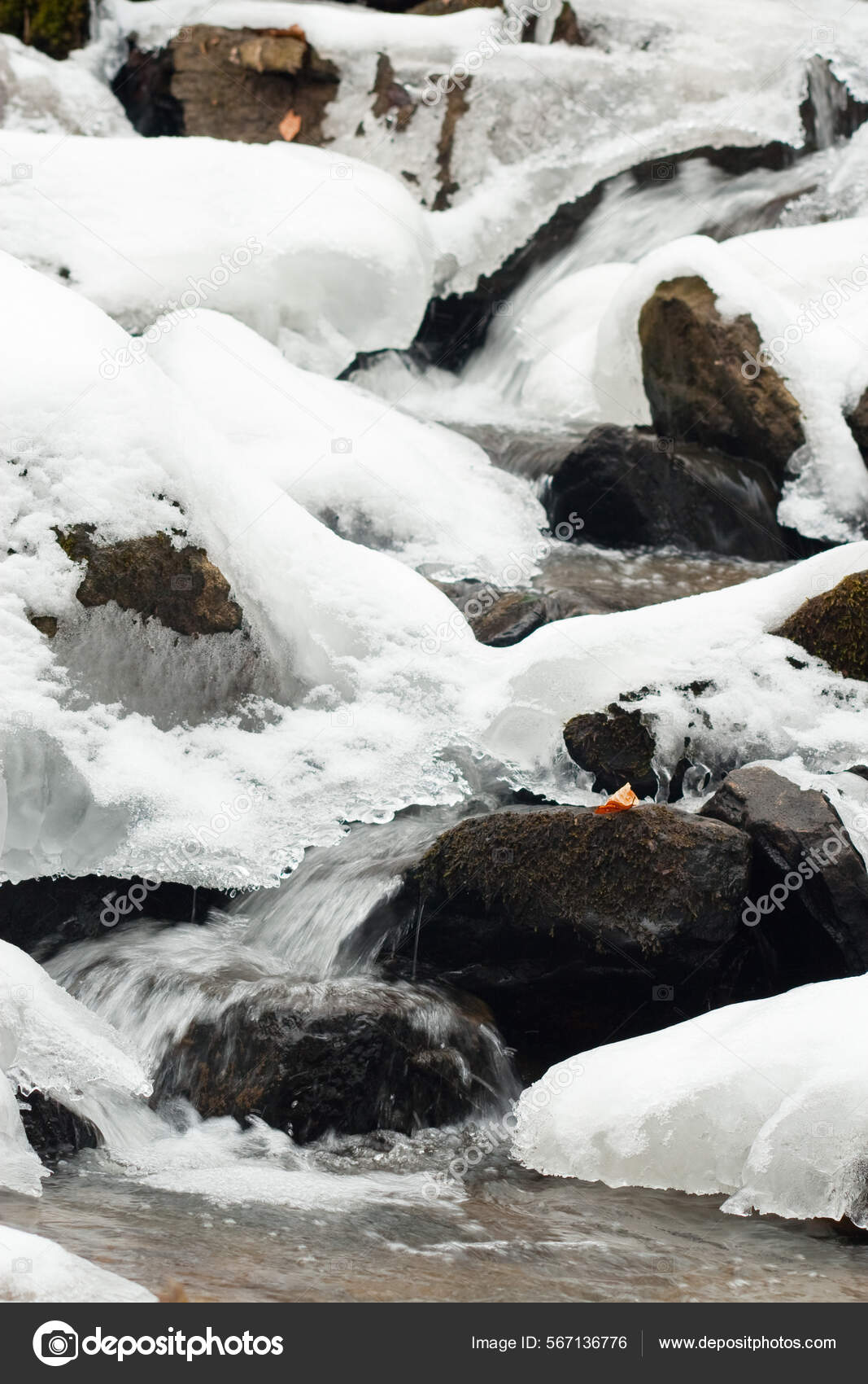 Una pequeña cascada activa. Corriente de montaña limpia, paisaje invernal  nevado, fondo de vida silvestre — Foto de stock #567136776 © smushko, image size:1067x1700