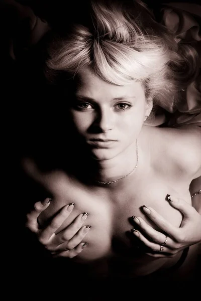  uzun saçlı yarı çıplak güzel sarışın baştan çıkarıyor