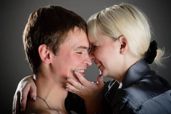 Zbliżenie zadowolony mężczyzna w średnim wieku i kobieta całuje się z sympatią. Ich oczy są zamknięte — Zdjęcie stockowe