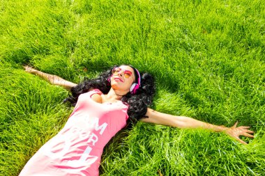 Yatay dikey bir gün parkta harcama ve başparmak gösterilmesini güzel öğrenci kız. Ülkede vaktinizi neşeli genç erkek. Hafta sonu ve tatil kavramı