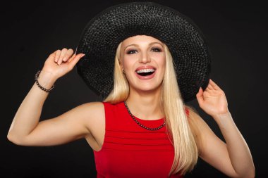 Güzel beyaz kadın, 20 'li yaşlarda, sarı saçlı, seksi siyah iç çamaşırları ve çorapları olan, siyah giysili.