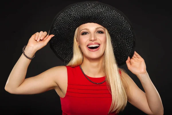 Güzel beyaz kadın, 20 'li yaşlarda, sarı saçlı, seksi siyah iç çamaşırları ve çorapları olan, siyah giysili.