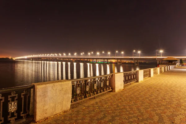 Okrążenia czasowe, widok na most nad rzeką Dniepru w mieście Dnipro późną wiosną, gęste chmury. — Zdjęcie stockowe