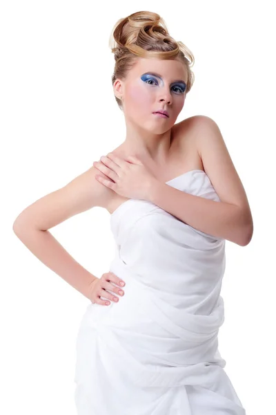 A menina com cabelos longos em um vestido branco claro posando no fundo cinza claro. Estúdio tiro, imagem isolada . — Fotografia de Stock