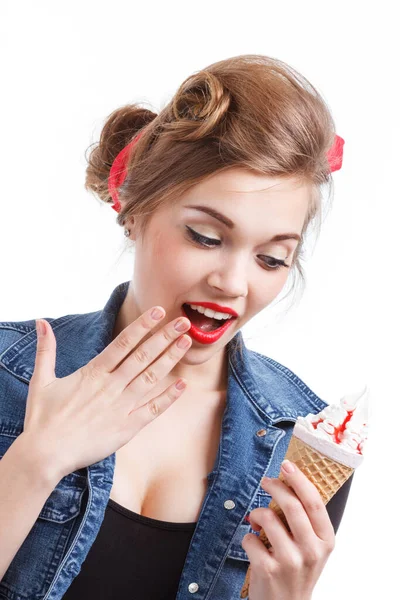 Mujer caucásica joven comiendo magdalena dulce sobre fondo aislado feliz con una gran sonrisa haciendo signo ok, pulgar hacia arriba con los dedos, excelente signo — Foto de Stock