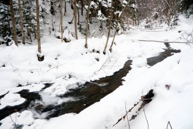 Kışın nehirler, kar ve buzla