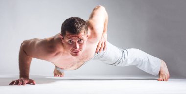 güzel ve güçlü genç adam