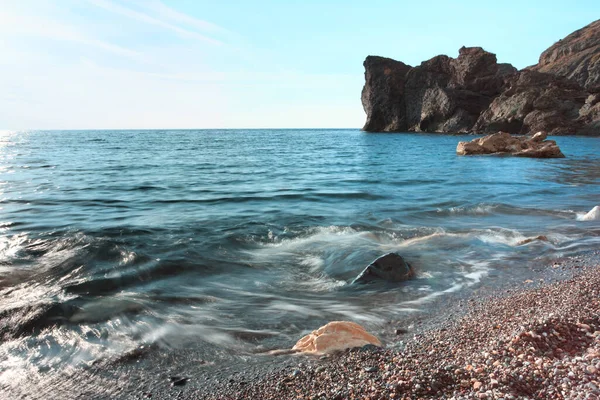 Onde che si infrangono sulla riva con schiuma di mare — Foto Stock