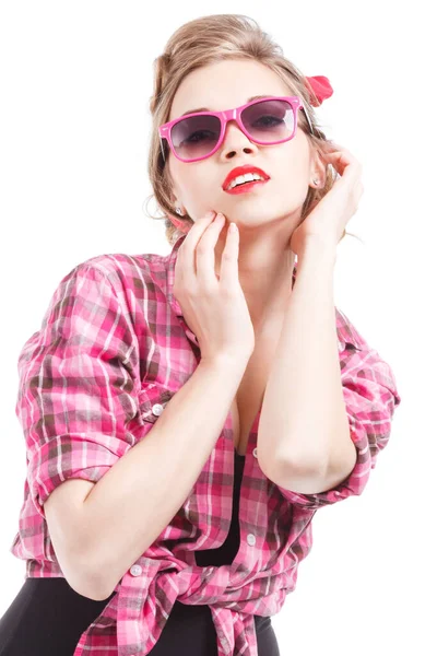 İpek elbiseli ve gözlüklü seksi kız parmağını yalıyor ve elinde martini tutuyor.