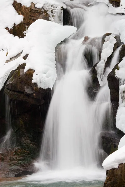 Une petite cascade active. ruisseau de montagne propre, paysage hivernal enneigé, fond de la faune — Photo