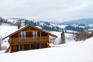Dağın tepesinden, ormandaki donma ve alçak bulut manzarası.