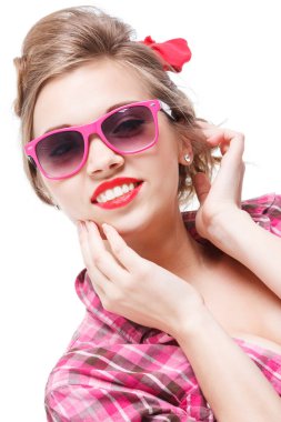 İpek elbiseli ve gözlüklü seksi kız parmağını yalıyor ve elinde martini tutuyor.