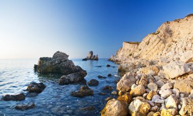 Denizde gün batımı. Kırım 'da Karadeniz üzerinde güzel renkli bir gün batımı. Ukrayna.