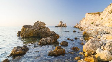 Denizde gün batımı. Kırım 'da Karadeniz üzerinde güzel renkli bir gün batımı. Ukrayna.