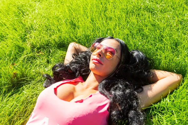 Yatay dikey bir gün parkta harcama ve başparmak gösterilmesini güzel öğrenci kız. Ülkede vaktinizi neşeli genç erkek. Hafta sonu ve tatil kavramı