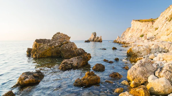 Puesta de sol sobre el mar. Hermosa puesta de sol de colores sobre el Mar Negro en Crimea. Ucrania. — Foto de Stock