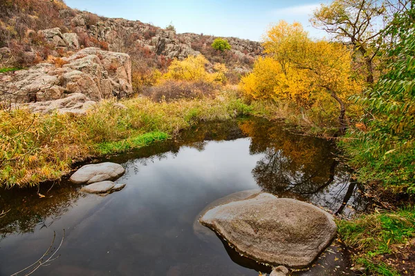 Güzel bir kanyon boyunca akan küçük, harika bir göl. Suda kocaman kapaklar var. Ukrayna.