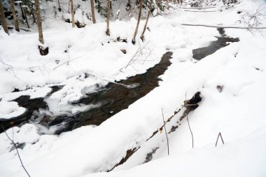 Kışın nehirler, kar ve buzla