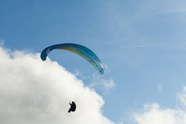 Yaz günü bulutlar üzerinde uçan Yamaçparaşütü