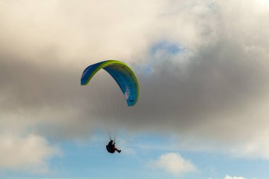 Yaz günü bulutlar üzerinde uçan Yamaçparaşütü